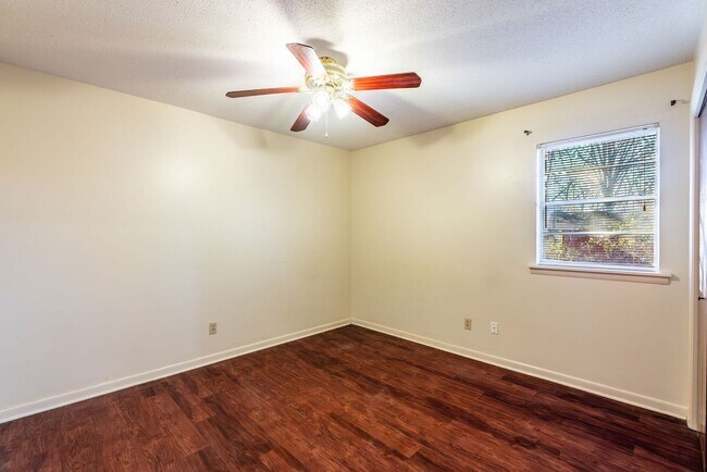 Building Photo - 6104 Meadowbrook Ln