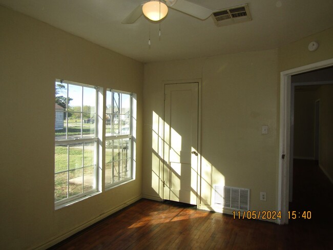 Building Photo - New Listing! 3 bedroom Cottage, $200 Move ...