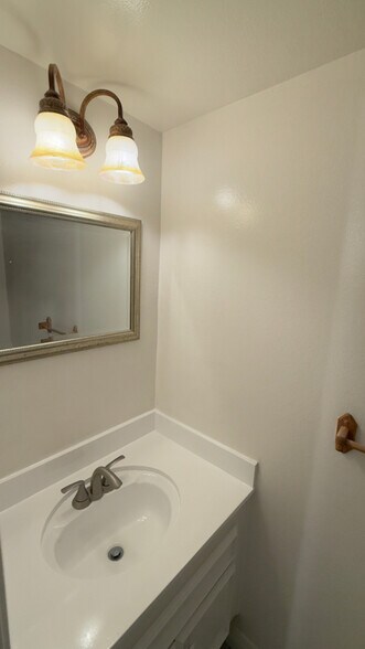 Building Photo - 124 Stratford Cir