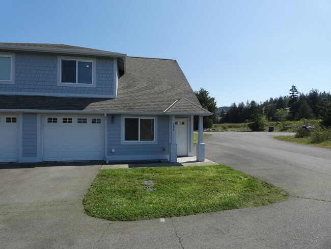 Building Photo - APPLICATION PENDING - Quiet living close t...