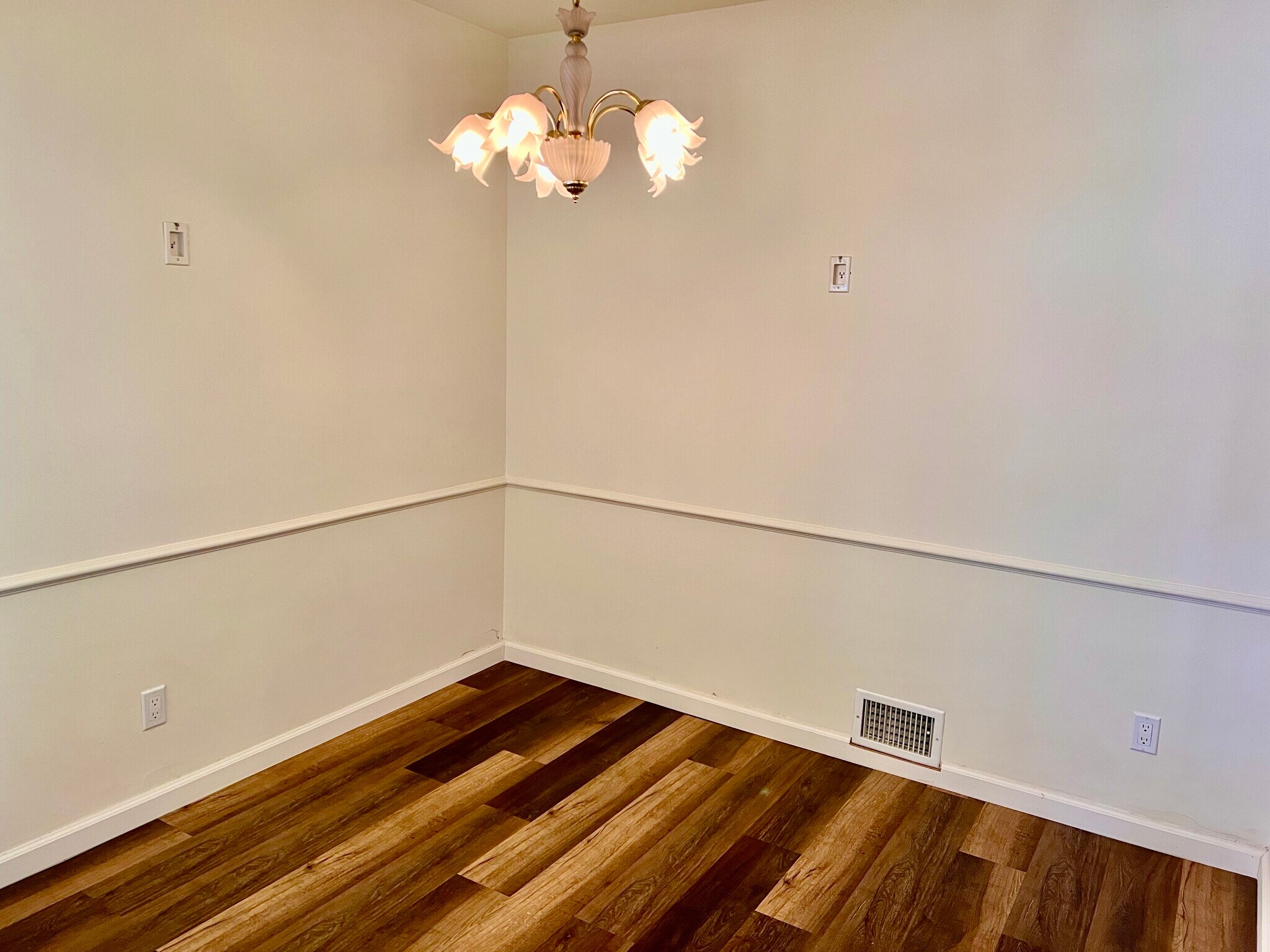 Building Photo - 4211 Ridgeway Dr