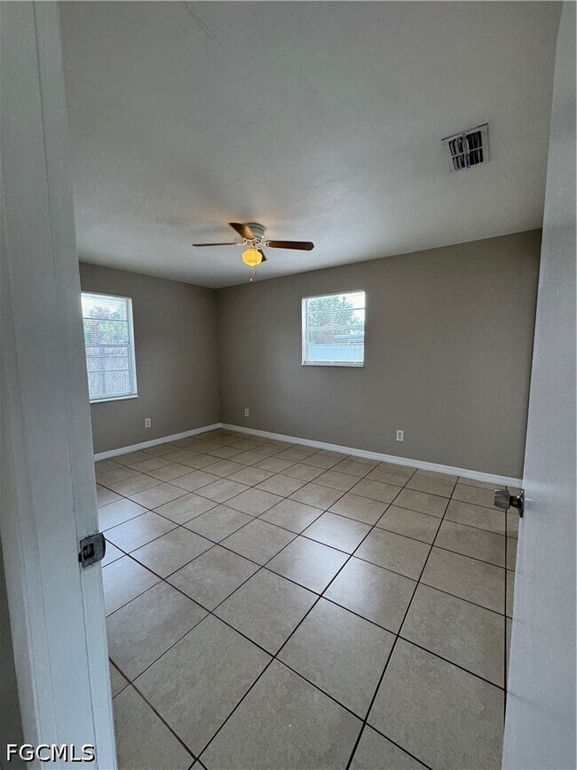 Building Photo - 1112 Gifford Ave S