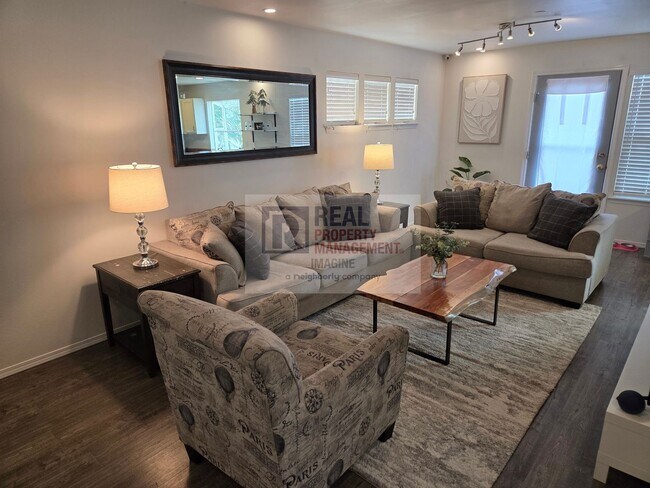 Building Photo - Check Out This Adorable 2.0 bedroom, 2.5 b...