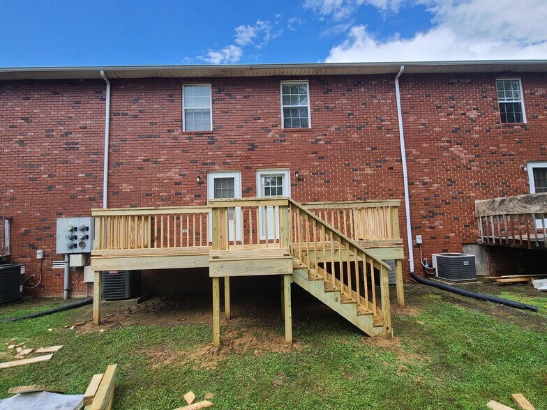 deck - 210 W 17th St