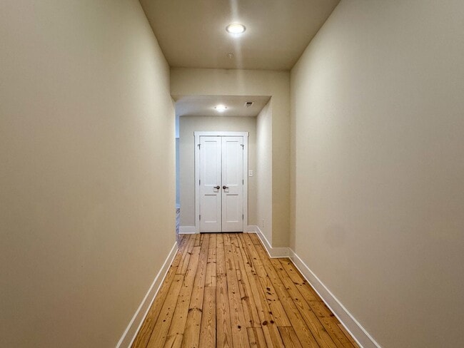 Building Photo - 106 N Main St