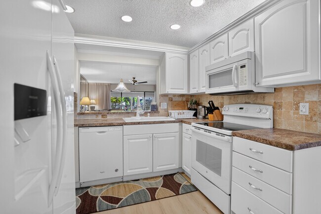 Building Photo - 65 Pelican Pointe Dr