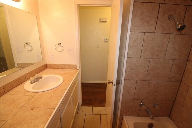 Building Photo - 211 Skylark Ct