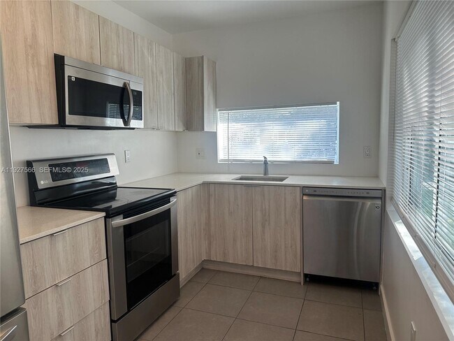 Building Photo - 2206 Simms St