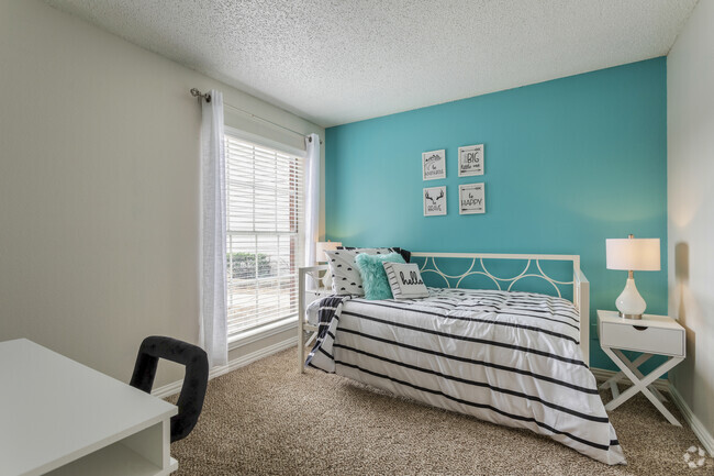 2BR,2BA - 874SF B2 - Bedroom - Irving Park