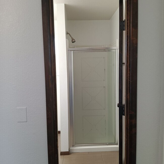 Building Photo - Great Home & Office is Ready for you in Jefferson!