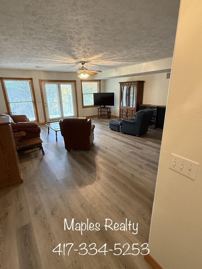 Building Photo - Executive Lake Home near Big Cedar Lodge