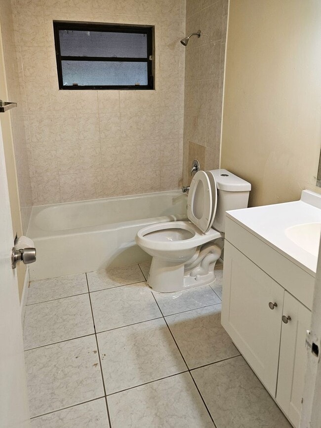 Building Photo - 2 bedroom 1 bathroom laundry hook ups