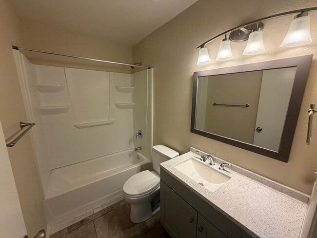 Building Photo - 1609 E Ellis Dr