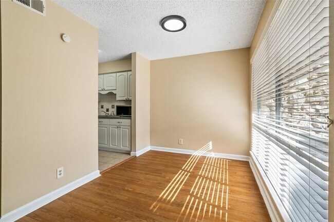 Building Photo - 500 E Riverside Dr