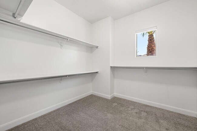 Building Photo - 6 Bed, 4 Bath with RV Parking and No HOA in Sycamore — Available Now!