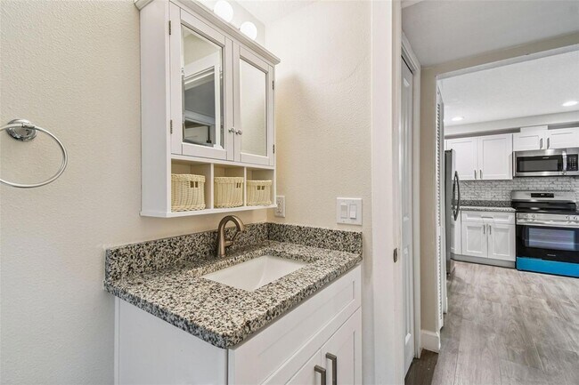 Building Photo - 650 E Tarpon Ave