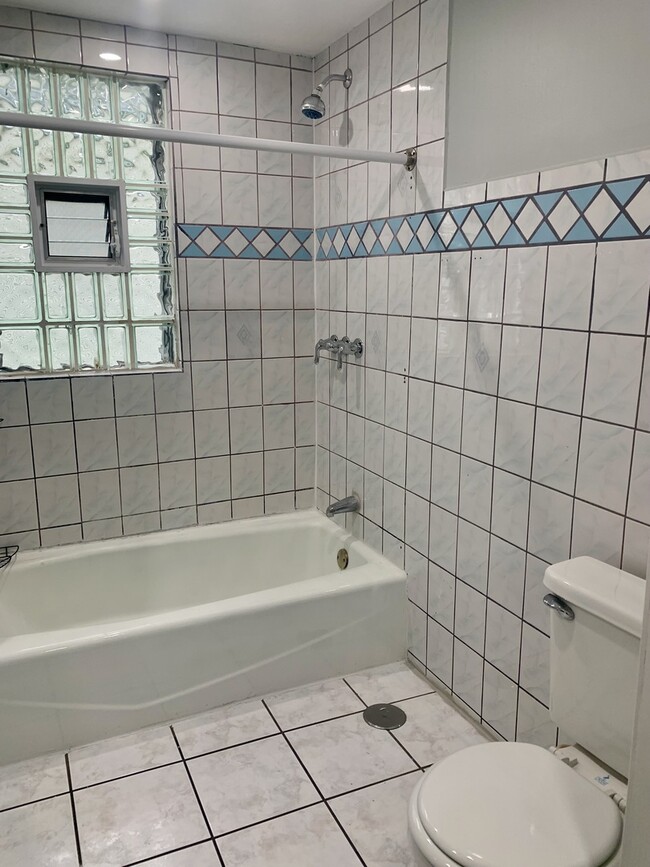 Building Photo - 3547 W Diversey Ave