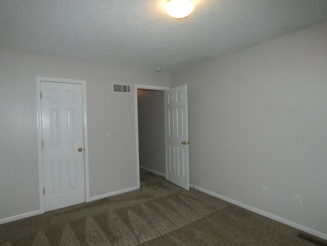 Building Photo - 833 Spring Ct