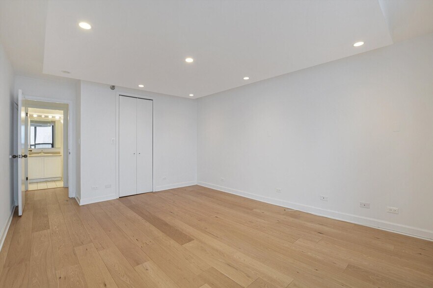 Building Photo - 10 E Ontario St