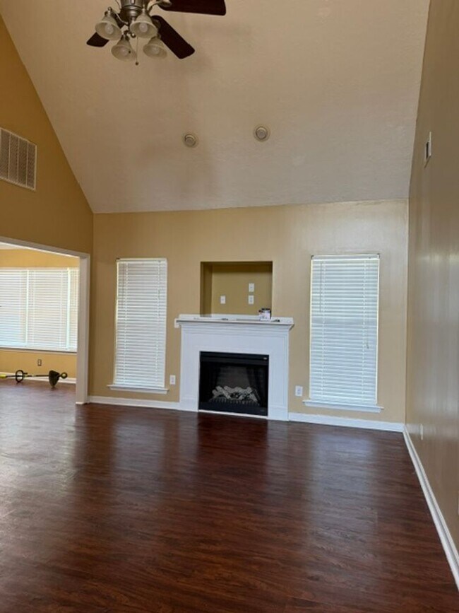 Building Photo - 1832 Heathers Way