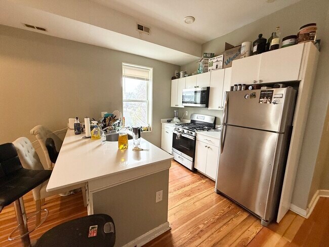 Primary Photo - 301-305-305 Dudley St