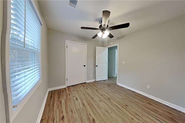 Building Photo - 3919 Valley Brook Rd