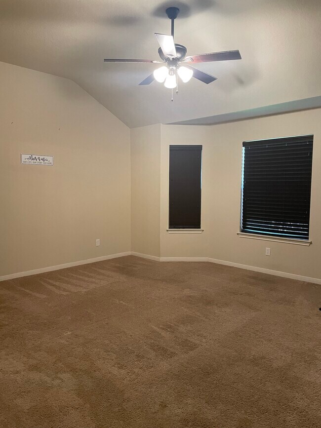 Building Photo - 835 Highland Vis