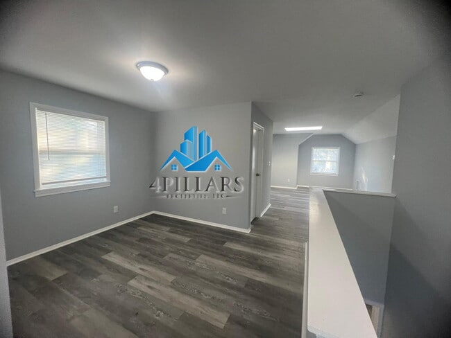 Building Photo - "Charming 3-Bedroom Home with Spacious Lay...