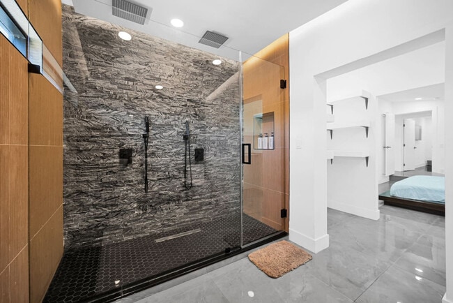 Building Photo - 5313 NE 1st Ave