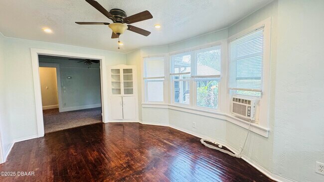 Building Photo - 215 Glenview Blvd