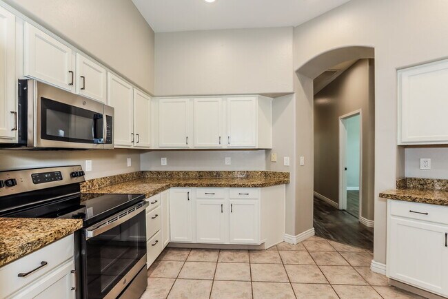 Building Photo - 2102 E Fawn Dr