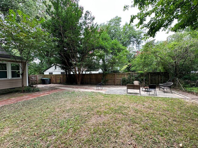 Building Photo - Near Chickasaw Gardens! Split bedroom floor plan! Huge fenced in back yard!