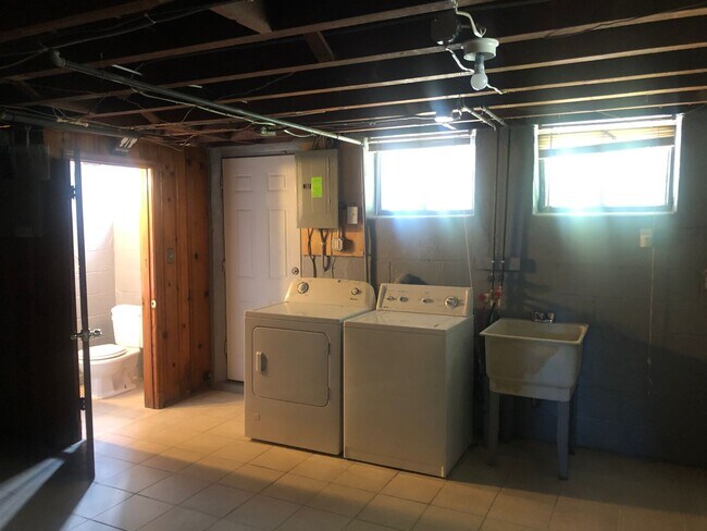 Building Photo - 3 BDRM 1.5 BTH in Baltimore City Sinclair Ln