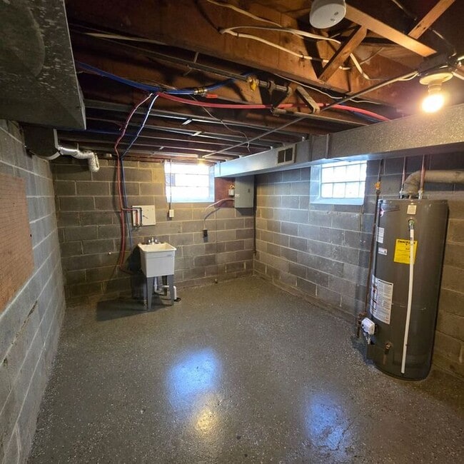 Building Photo - Charming 3-Bedroom Home / Pet-Friendly / A...