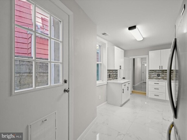 Building Photo - 1015 S Kenwood Ave