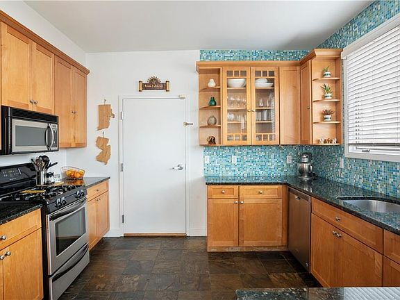 Building Photo - "Spacious 3-Bed Oasis with Granite Eleganc...