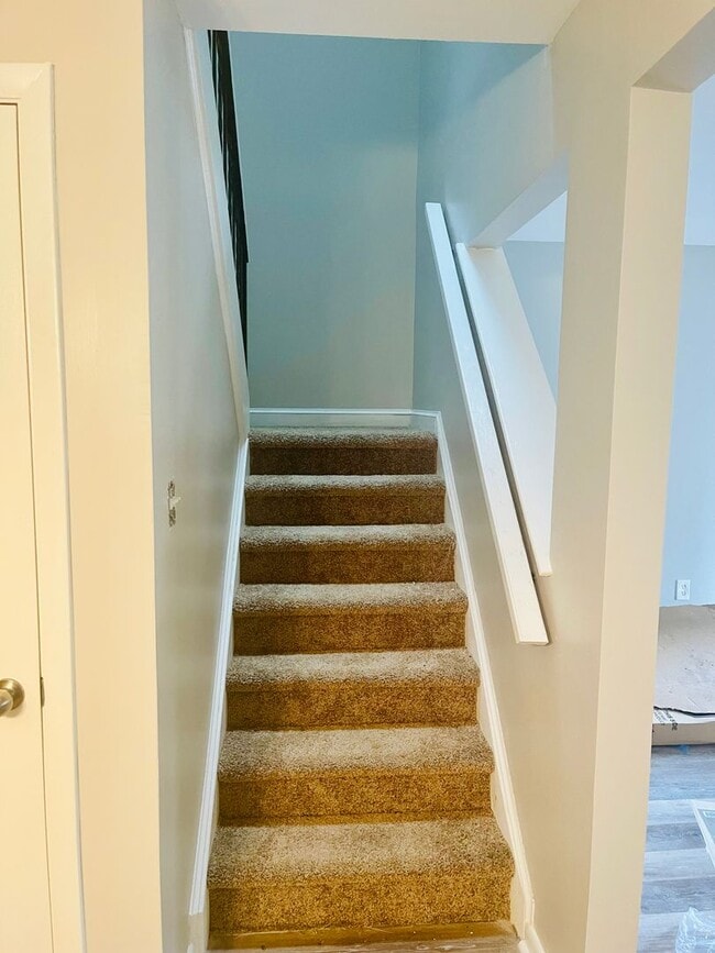 Building Photo - Beautiful recently Renovated 2 Bedroom 1.5...