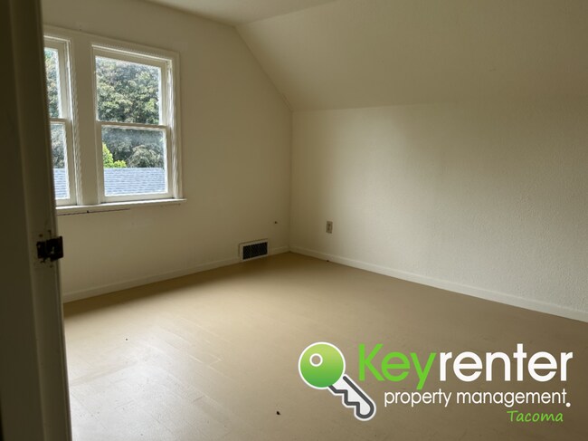 Building Photo - Adorable 4 Bedroom 1.5 Bath Tacoma Home + ...