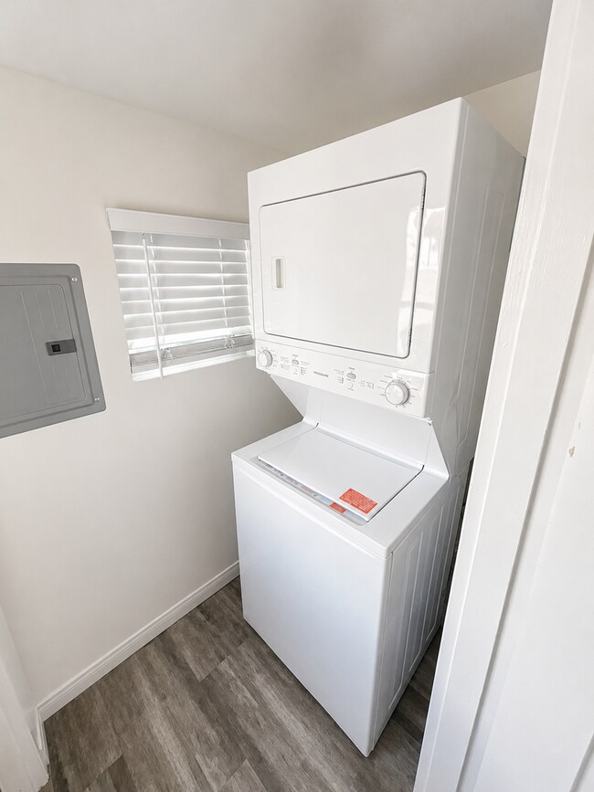 Building Photo - Completely Remodeled Spanish Style Midtown Apartment! Air Conditioning!