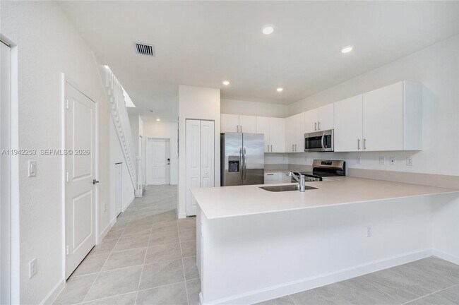 Building Photo - 2747 SE 26th Rd