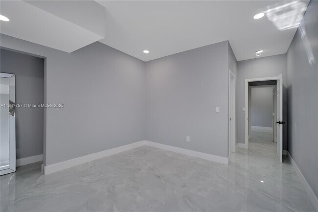 Building Photo - 1114 SW 13th Ct