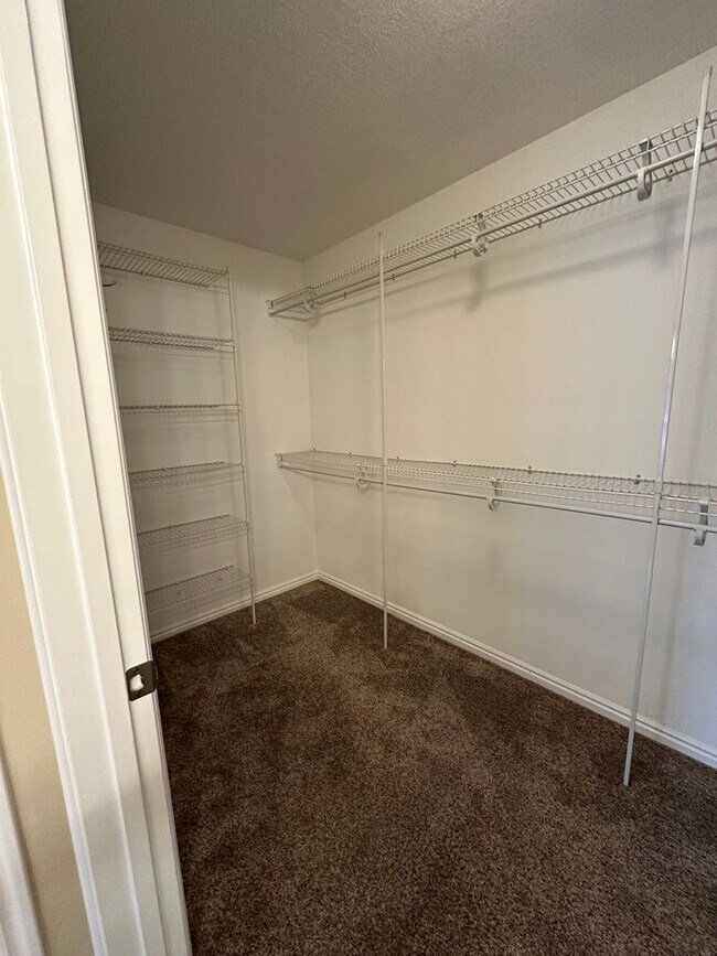 Building Photo - Condo in County Woods HOA