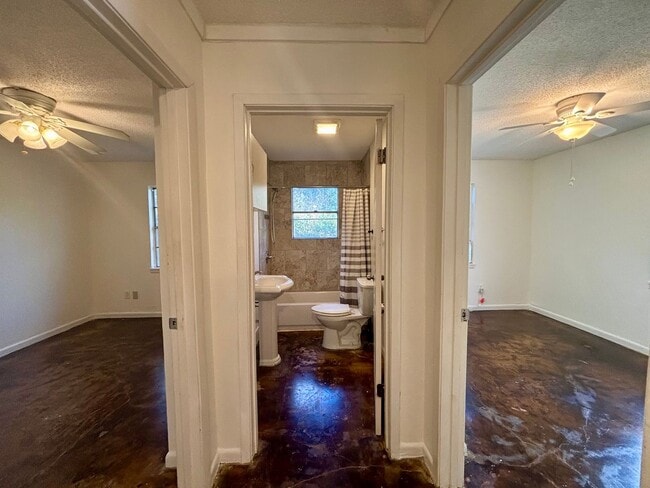 Building Photo - 2/1 House in Hip East Austin!