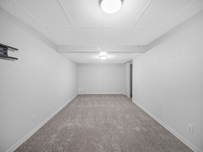 Building Photo - 4bedroom/3bath w/Garage/washer/dryer/fence...