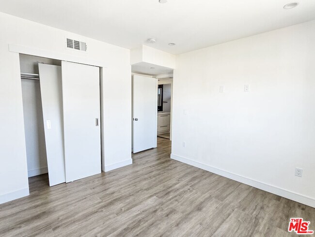 Building Photo - 3524 Bronson Ave