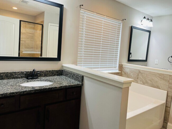 Building Photo - WOW! 5 bed, 4 full baths, brick exterior, ...