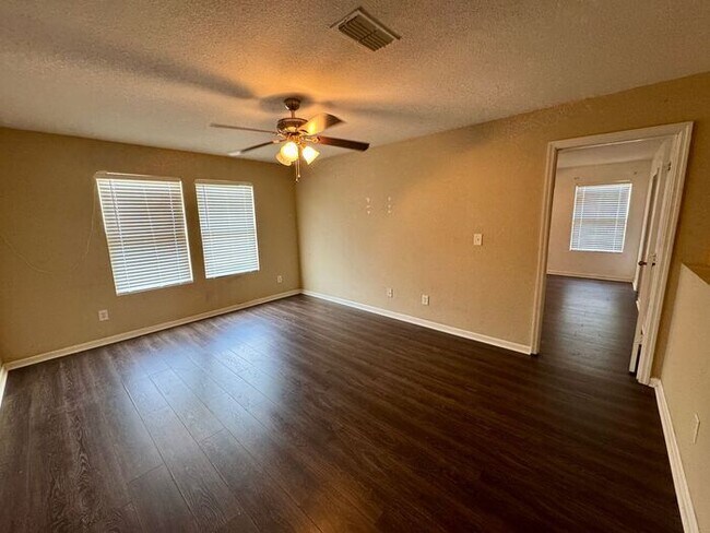 Building Photo - Over 2800 square feet!