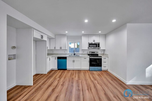 Building Photo - 11845 Hamlin St