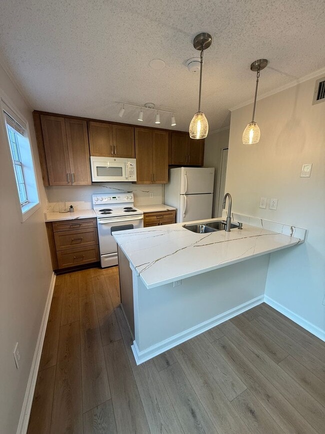 Building Photo - Long Term Rental - Smoke Rise Townhouse - ...