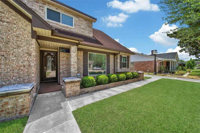 Building Photo - 9411 Roos Rd